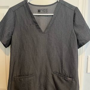 2 pocketed figs scrub top